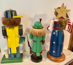 lot 311 image: 3 Erzgebirge Nutcrackers