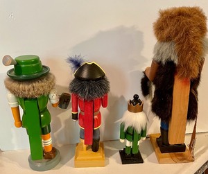 lot 327 image: 4 Nutcrackers