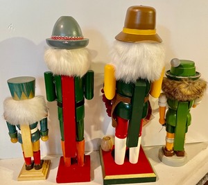 lot 333 image: 4 Nutcrackers