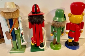 lot 350 image: 4 Nutcrackers
