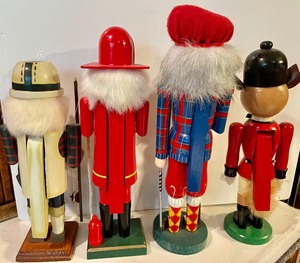 lot 346 image: 4 Nutcrackers