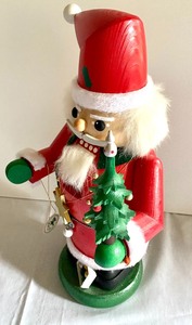 lot 68 image: Erzgebirgische Volkskunst Nutcracker