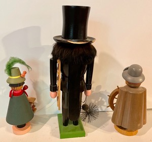 lot 355 image: 3 Erzgebirge Collectables