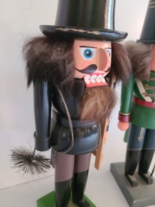 lot 158 image: Erzgebirge Nutcrackers- Set of 2