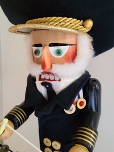 lot 170 image: Limited Edition Steinbach Nutcracker- Titanic Captain Captain Smith