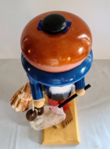 lot 190 image: Steinbach Nutcracker w Seashells