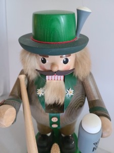 lot 196 image: Erzgebrigische Alphorn Nutcracker