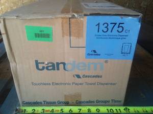 Paper Towel Dispenser. Cascades tandem