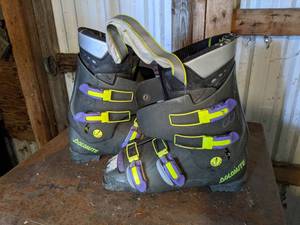 Pair of Dolomite V88 Air Ski Boots - US Size 13.5