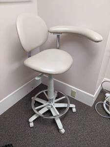 lot 311 image: Rolling Assistants Chair