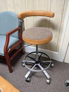 lot 313 image: Vintage Rolling Dental Chair