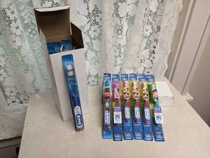 lot 366 image: (18) New Oral-B Toothbrushes