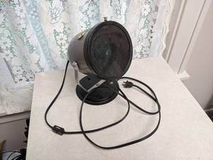 lot 372 image: Saslow Professional Dark Room Light - Tested and Works