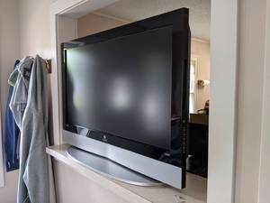 lot 386 image: Vizio 42 LCD TV  - Works Well