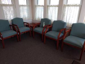 lot 315 image: Waiting Room Chairs and Table