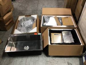 Pallet with assorted Kitchen Sinks various models and conditions see pictures