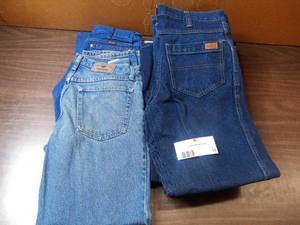 7 Pairs of 32 x 32 Jeans- (2) Wrangler, (5) 394 Denim