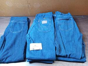 5 Pairs of Relaxed Cut Jeans - 1 Urban Purelife 33x34 Jeans, 2 Wrangler 33x34 Jeans, 2 G & K 33x32 Jeans