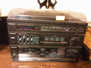 Panasonic AMFM Tuner, Amp, Double Cassette, Turntable With Speakers