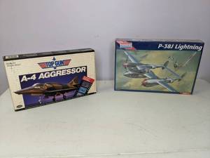 lot 148 image: Vintage Model Airplanes - M21 & M22