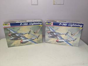 lot 149 image: Vintage Model Airplanes, P-38J and P39J Lightning - M23a & M23b