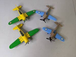 lot 154 image: (4) Vintage Toy Airplanes - Flying Tiger P-40 Warhawks - 101a &101b
