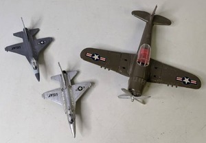 lot 158 image: (3) Vintage Die-Cast Metal Model Airplanes - 110a, 110b & 111