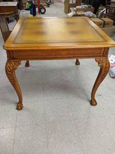 lot 25 image: Beautiful Vintage Wood End Table  Side Table