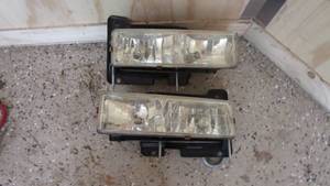 lot 8 image: Pair Of After Market Head Lights From A 1997 Chevy Silverado
