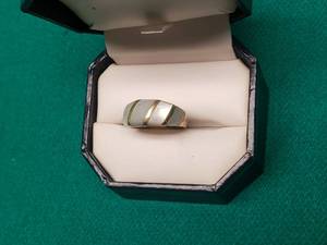 10 Karat Gold Mother of Pearl Womens Ring