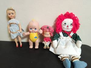 lot 104 image: Collection of 4 vintage dolls