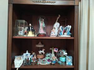 lot 110 image: Collection of figurines