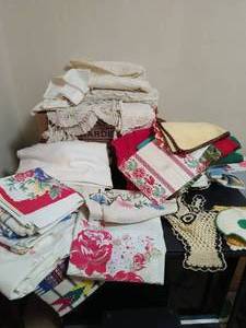 lot 128 image: Collection of linens