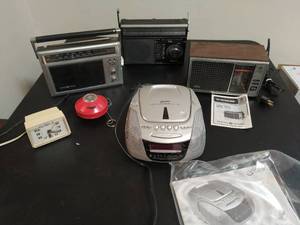 lot 131 image: Collection of Radios
