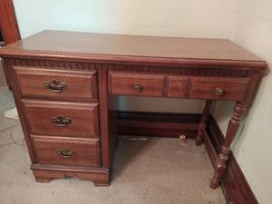 lot 133 image: Desk