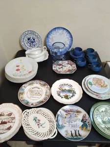 lot 136 image: Collection of dinnerware