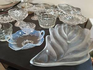 lot 137 image: Collection of glassware and crystal