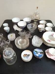 lot 142 image: Miscellaneous ceramic and glass ware pieces