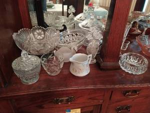lot 144 image: Contents of shelf - glassware and ceramic pieces