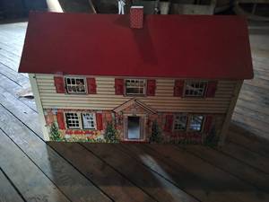 lot 6 image: Vintage Doll House
