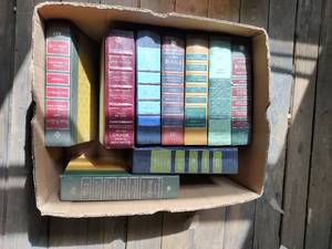 lot 23 image: Old readers digest