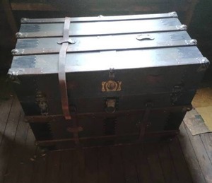 lot 32 image: Chest