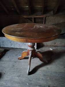 lot 34 image: Occasional table