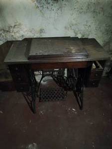 lot 60 image: Singer sewing machine