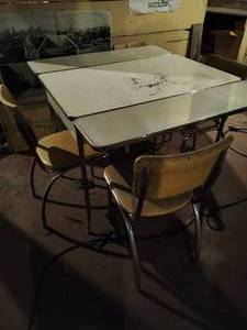 lot 4 image: Vintage Table Desk