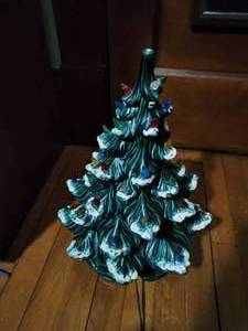 lot 10 image: Ceramic Christmas tree