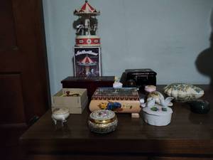 lot 81 image: Collection of trinket boxes and dcor