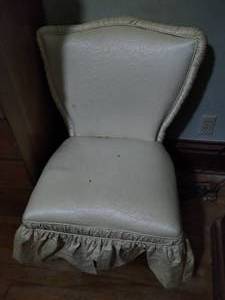 lot 83 image: Upholstered Chair
