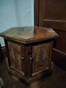 lot 84 image: End table