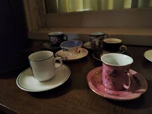 lot 98 image: Tea cups and saucers